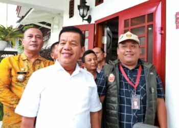 Terima Petugas Coklit, Bupati Simalungun Minta KPU Sosialisasikan Tahapan Pemilu Kepada Masyarakat.