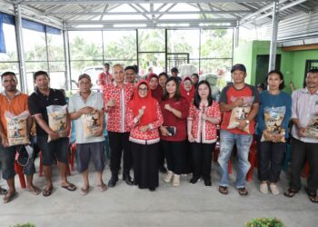 Wali Kota Pematangsiantar dr. Susanti Dewayani SpA Serahkan 5 Ton Bantuan Benih Padi Bersertifikat Secara Simbolis Kepada 13 Kelompok Tani.