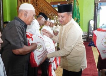 Pj. Bupati Langkat Faisal Hasrimy Laksanakan Sholat Jumat Bersama Masyarakat & Bagikan Sembako di Masjid Azizi.