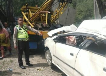 Polsek Parapat Evakuasi Korban Kecelakaan Tunggal di Jalan Lintas Pematangsiantar -Parapat, Empat Orang Luka - Luka.