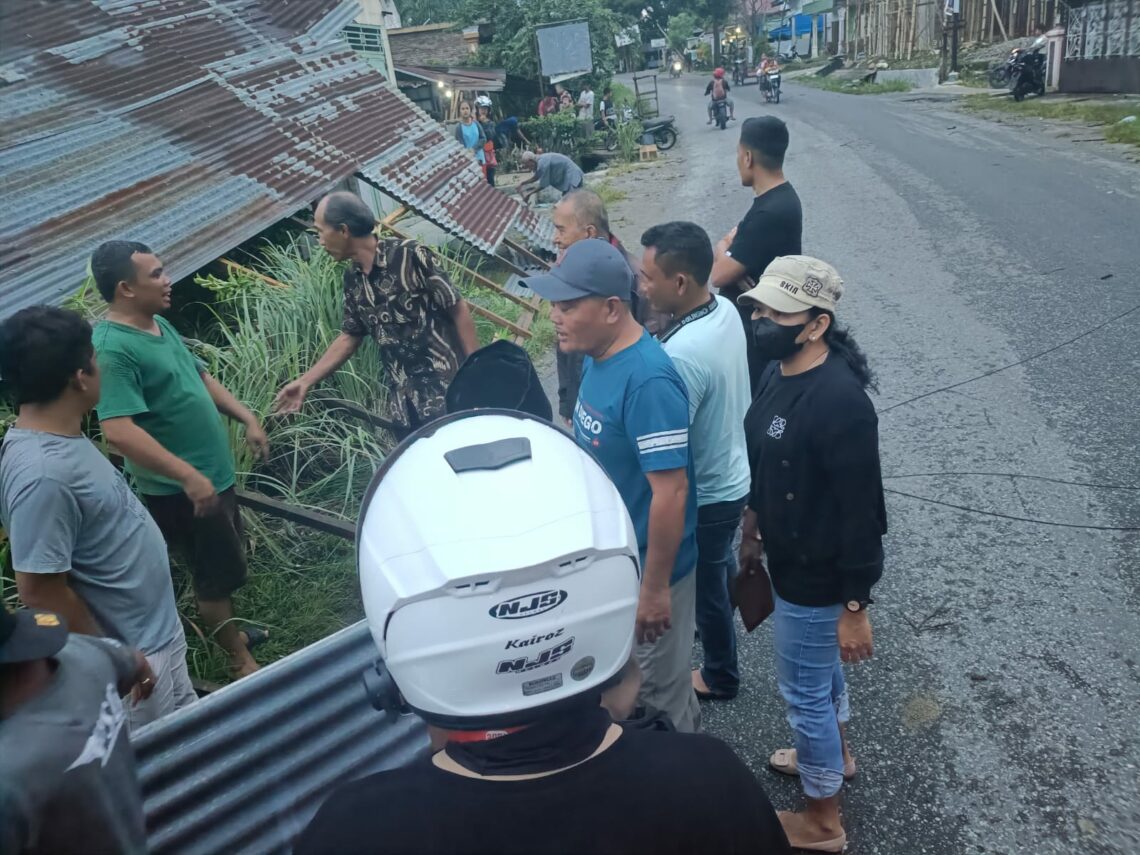 Camat Siantar Martoba, Didampingi Plt Lurah Tanjung Pinggir Langsung Kunjungi 14 Rumah Terdampak Akibat Hujan Deras & Angin Kencang.