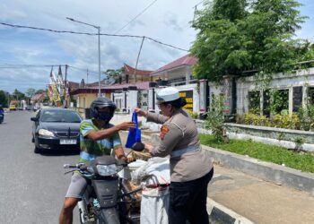 Sat Lantas Polres Pematangsiantar Berbagi Nasi Bungkus Kepada Warga.