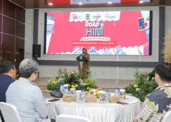 Wali Kota Pematangsiantar dr. Susanti Dewayani SpA Bagikan Secara Simbolis Buku Tabungan Kepada Siswa / I SD & SMP.