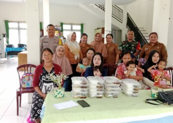 Bhabinkamtibmas Simalungun Hadiri Pemberian Makanan Tambahan Kepada Masyarakat.