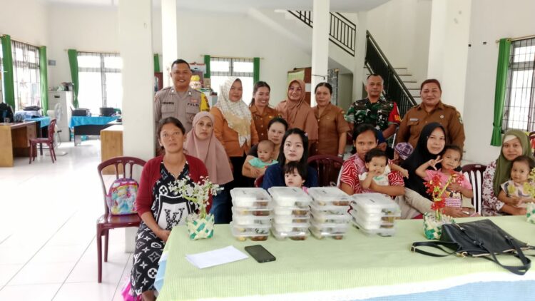 Bhabinkamtibmas Simalungun Hadiri Pemberian Makanan Tambahan Kepada Masyarakat.