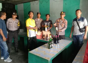 Polsek Bangun Resor Simalungun Gelar Razia Miras, Sita Puluhan Botol Minuman Keras.