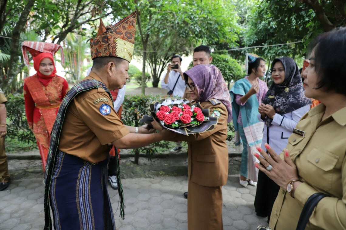 Wali Kota Pematangsiantar dr. Susanti Dewayani SpA Serahkan Kartu Identitas Anak (KIA) Kepada 840 Anak.