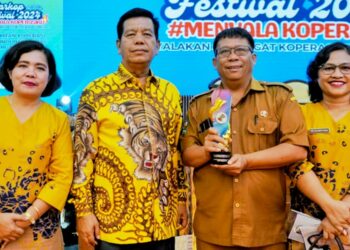 Bupati Simalungun Terima Penghargaan Sebagai Tokoh Penggerak Koperasi Tingkat Sumut.
