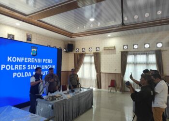 Kapolres Simalungun Ungkap Pelaku Pengerusakan Serta Penganiayaan di Sihaporas Dalam Konferensi Pers.