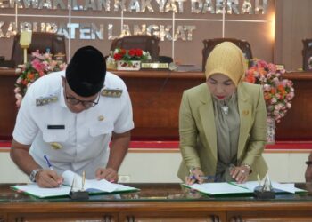 Pj. Bupati Langkat Faisal Hasrimy Hadiri Rapat Paripurna DPRD, Tandatangani Nota Kesepakatan Perubahan APBD 2024.