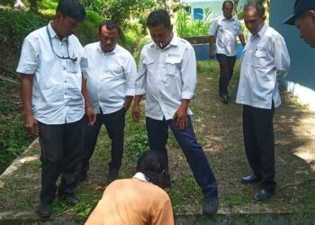 Jajaran Perumda Tirtauli Meninjau Salah Satu Mata Air Dampak Penurunan Permukaan Mata Air.