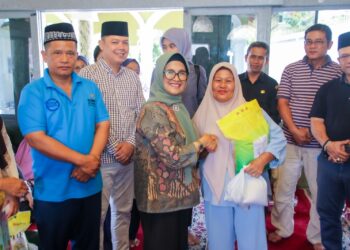 Wali Kota dr. Susanti Serahkan 180 Paket Sembako Kepada Kaum Dhuafa/Anak Yatim di Acara Pengajian Rutin Badan Kontak Majelis Ta’lim (BKMT) Kecamatan Siantar Barat.