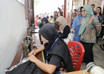 Wali Kota dr. Susanti Kunjungi Tempat Pelatihan Menjahit di LPK Corin's Modiste di
Kelurahan Naga Pitu, Kecamatan Siantar Martoba.