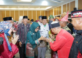 Wali Kota Pematangsiantar dr. Susanti Menerima Perkumpulan Guru Madrasah (PGM) Indonesia Award 2024.