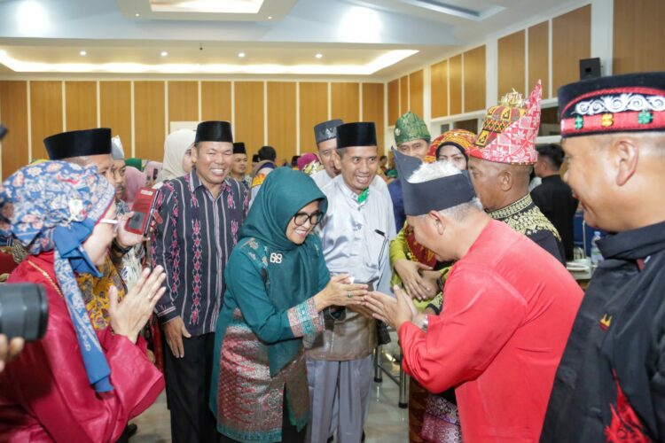 Wali Kota Pematangsiantar dr. Susanti Menerima Perkumpulan Guru Madrasah (PGM) Indonesia Award 2024.