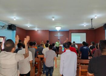 IBADAH Warga Binaan Pemasyarakatan di Lapas Narkotika Kelas IIA Pematangsiantar Ketika Mengikuti Ibadah Minggu.