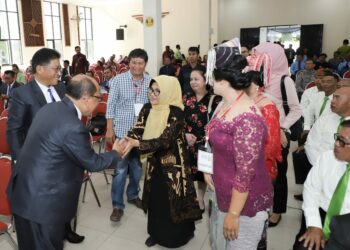 Wali Kota Pematangsiantar dr Susanti Dewayani SpA Bersama Praeses Distrik 1 Pdt Naek Hamonangan Damanik Buka Secara Resmi Pesta Paduan Suara Bapa GKPS Se -Distrik 1.