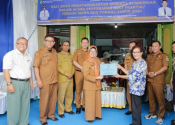 Wali Kota dr. Susanti Hadiri Acara Penyerahan Alat Praktik/Peraga Siswa Pendidikan Non Formal Tahun 2024 di LKP Vin's Salon.