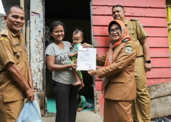 Wali Kota dr. Susanti Didampingi Lurah Sigulang - Gulang Andoharman Saragih Langsung Berikan Bantuan Kepada Keluarga Beresiko stunting & Memiliki Anak Stunting..