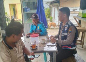 Bhabinkamtibmas Polsek Dolok Pardamean Resor Simalungun Ajak Warga Jaga Keamanan Menjelang Pemilu 2024.