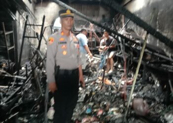 Polsek Bangun Resor Simalungun Evakuasi & Olah TKP Kebakaran Hebat di Panglong, Kerugian Capai Rp 2 Miliar.