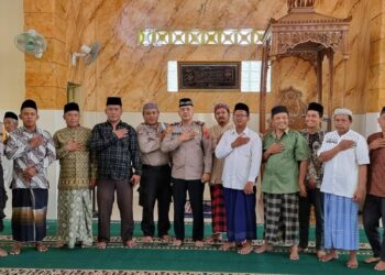 Kapolsek Perdagangan Gelar Jumat Curhat di Masjid Babussalam, Sampaikan Arahan Harkamtibmas & Pemberantasan Narkoba.