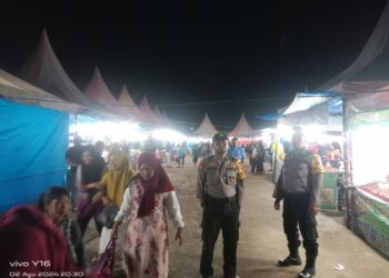 Jaga Kamtibmas, Personel Polsek Siantar Marihat Lakukan Pengamanan Pasar Malam.