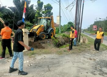 Polsek Bangun Adakan Kerja Bakti Bersama PT. Eastern Sumatera Untuk Ciptakan Lingkungan Yang Aman & Nyaman.