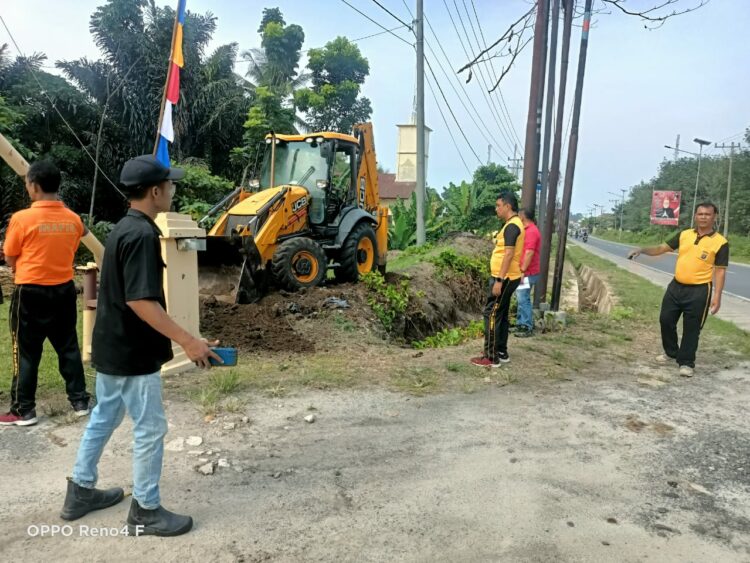 Polsek Bangun Adakan Kerja Bakti Bersama PT. Eastern Sumatera Untuk Ciptakan Lingkungan Yang Aman & Nyaman.