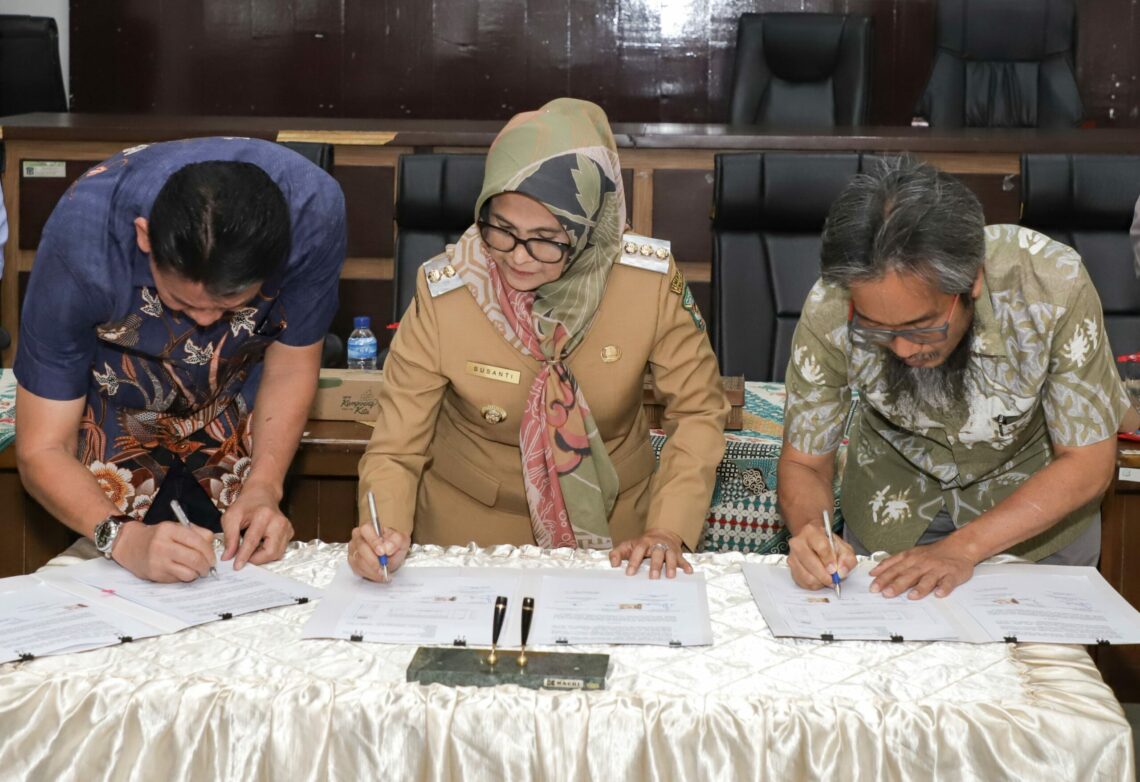 Wali Kota dr. Susanti Hadiri Acara Penandatanganan Perjanjian Kerja Sama Antara DPMPTSP Kota Pematangsiantar Dengan Instansi Terkait Tengan Penyelenggaraan Mal Pelayanan Publik.