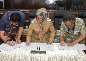 Wali Kota dr. Susanti Hadiri Acara Penandatanganan Perjanjian Kerja Sama Antara DPMPTSP Kota Pematangsiantar Dengan Instansi Terkait Tengan Penyelenggaraan Mal Pelayanan Publik.