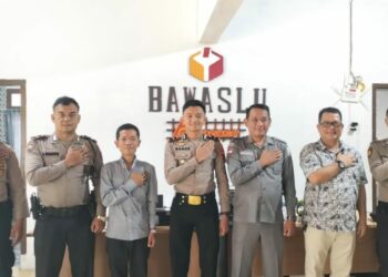 Kapolsek Siantar Barat Yang Baru Foto Bersama Dengan Komisioner Bawaslu Pematangsiantar.
