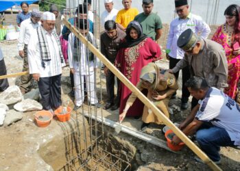Wali Kota Pematangsiantar dr. Susanti Melakukan Peletakan Batu Pertama Pembangunan Masjid Paradep Puspa.
