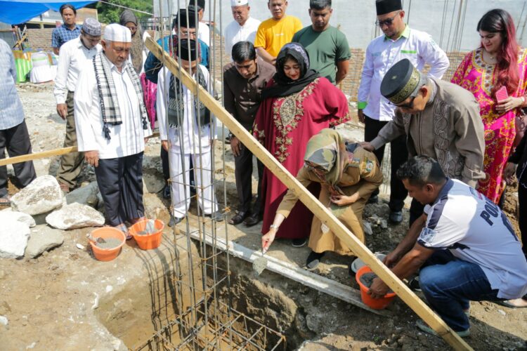 Wali Kota Pematangsiantar dr. Susanti Melakukan Peletakan Batu Pertama Pembangunan Masjid Paradep Puspa.