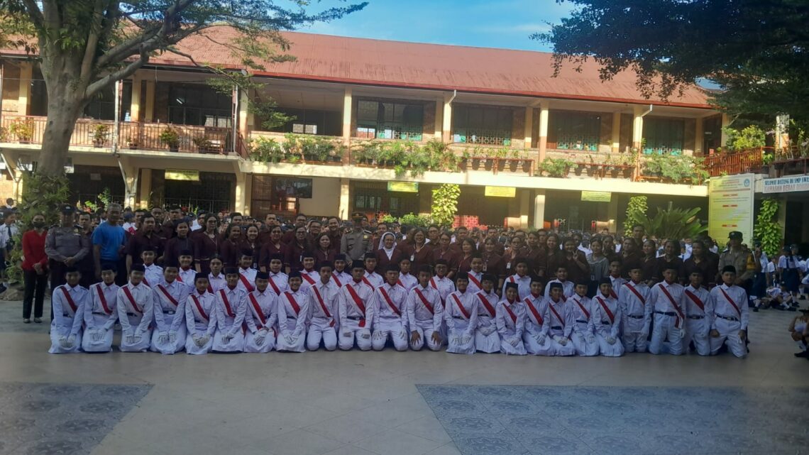 Upacara di Sekolah SMP Swasta Bintang Timur, Kapolsek Siantar Selatan Manfaatkan Teknologi Untuk Belajar.