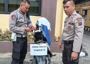 Sipropam Polres Pematangsiantar Tegur Pengendara Yang Parkir Sembarangan.