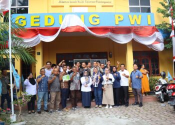 Ps Kasihumas Polres Pematangsiantar Hadiri Penyerahan Kartu & Sertifikat Kepaada UKW Angkatan 57.