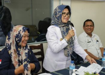 Wali Kota dr. Susanti Serahkan Kartu & Sertifikat Uji Kompetensi Wartawan (UKW) di Kantor Persatuan Wartawan Indonesia (PWI) Kota Pematangsiantar.