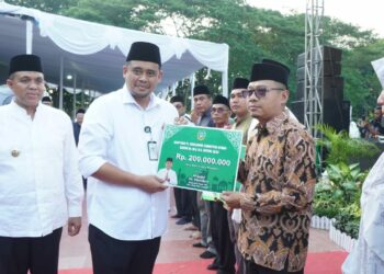 Walikota Medan Hadiahkan Umroh Kepada Warga Langkat Dalam Safari Dakwah & Tabligh Akbar, Dukung Kesuksesan PON XXI Aceh - Sumut 2024.