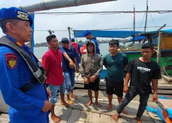 Sat Polairud Polres Langkat Sambangi Warga & Bagikan Bendera.