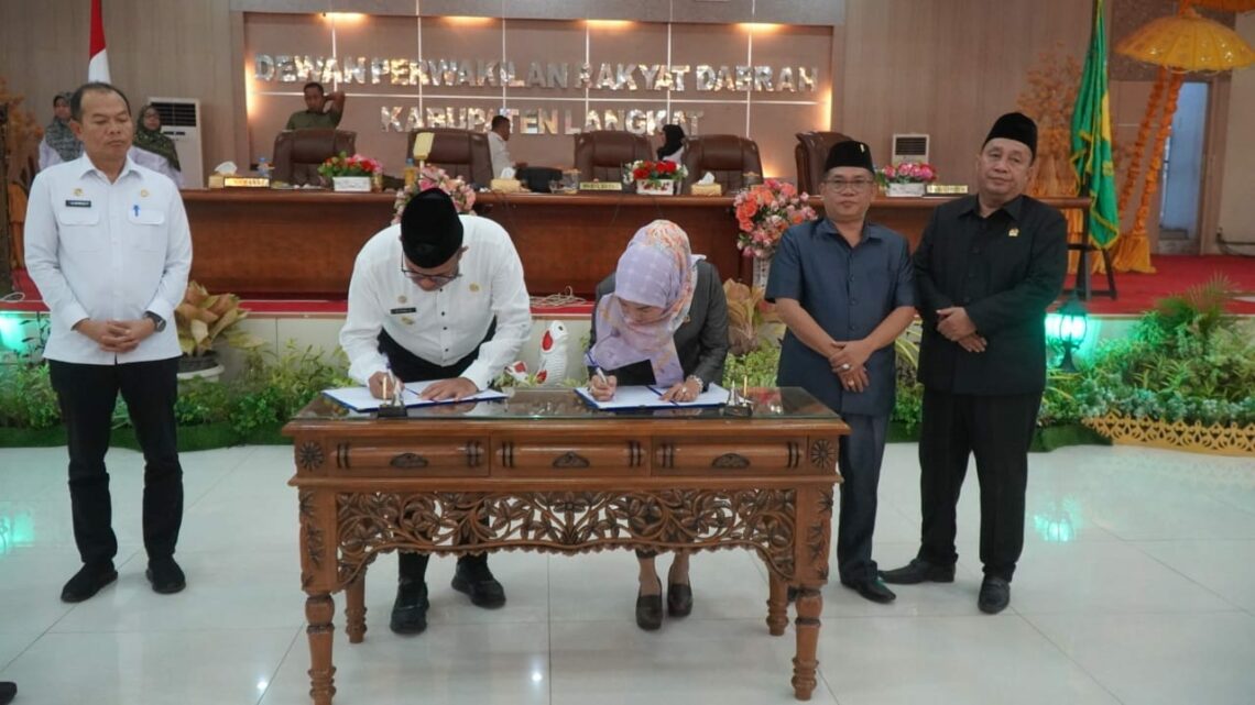 Pj. Bupati Langkat Faisal Hasrimy Hadiri Paripurna Pengesahan Perda Bangunan Gedung & RPJPD 2025 - 2045.
