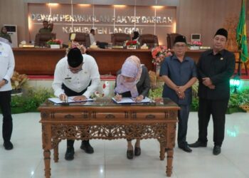 Pj. Bupati Langkat Faisal Hasrimy Hadiri Paripurna Pengesahan Perda Bangunan Gedung & RPJPD 2025 - 2045.