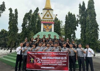 Para Pegawai Lapas Narkotika Kelas IIA Pematangsiantar Melakukan Ziarah ke Taman Makam Pahlawan Dalam Rangka Menyambut Hari Pengayoman Ke -79. 