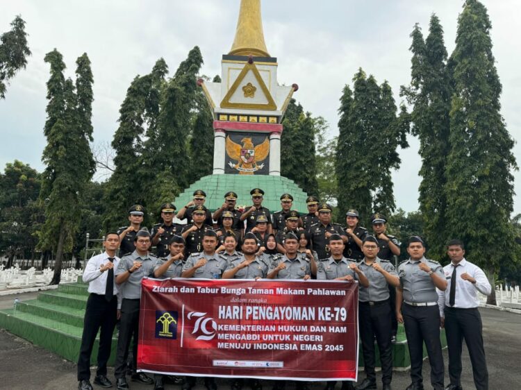 Para Pegawai Lapas Narkotika Kelas IIA Pematangsiantar Melakukan Ziarah ke Taman Makam Pahlawan Dalam Rangka Menyambut Hari Pengayoman Ke -79. 