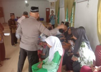 Polsek Perdagangan Gelar Jumat Barokah, Kapolsek Ibrahim Sopi Bagikan Sembako Kepada Anak Yatim Piatu di Nagori Bandar Silou.