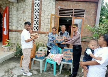 Kapolsek Tanah Jawa Gelar "Minggu Kasih" di Gereja Santo Yosep Balimbing, Berikan Bantuan Sembako & Pesan Kamtibmas.