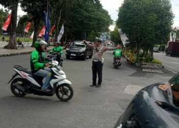 Bantu Masyarakat Menyebrang Di Jalan, Polres Pematangsiantar Laksanakan Pos Padat Pagi.