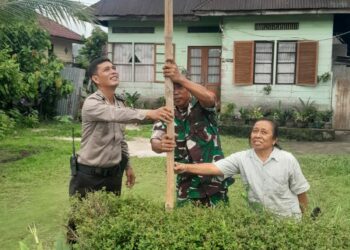 Semarakkan HUT RI Ke 79, Bhabinkamtibmas Polsek Siantar Selatan & Babinsa Kompak Memasang Bendera Merah Putih Di Depan Rumah Warga Desa Binaannya.
