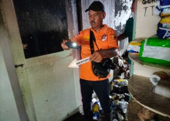 Kapolsek Padang Hulu AKP Marolop Samosir Bersama Tim Inafis Polres Tebingtinggi Lakukan Cek TKP Kebakaran Toko Roti di Jalan KH. Ahmad Dahlan Tebingtinggi.