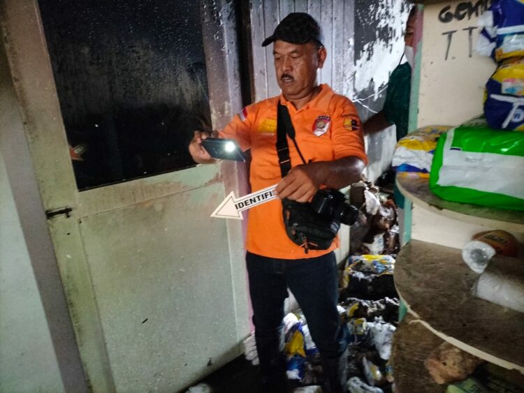 Kapolsek Padang Hulu AKP Marolop Samosir Bersama Tim Inafis Polres Tebingtinggi Lakukan Cek TKP Kebakaran Toko Roti di Jalan KH. Ahmad Dahlan Tebingtinggi.